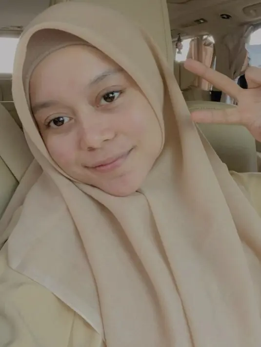 Mengenakan kerudung dan pakaian senada wajah remaja Lesti pun polos tanpa makeup. Meski sedikit pucat, wajahnya tetap tampak glowing. @lestykejora