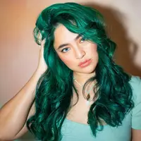 Lihat di sini gaya Marshanda yang bikin pangling dengan model rambut baru. [Foto: IG/marshanda99].