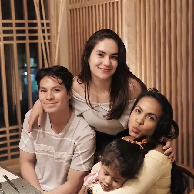 6 Potret Kedekatan Fero Walandouw dan Ibunda Steffi Zamora, Sudah Akrab