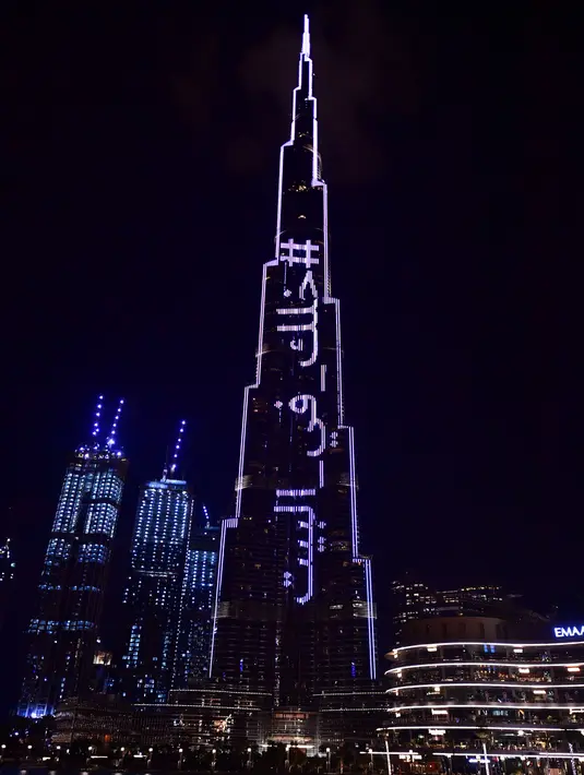 Pencakar langit Burj Khalifa menyala dengan pesan "Stay Home" di Dubai pada Selasa (24/3/2020). Gedung pencakar langit tertinggi di dunia itu menyala dengan slogan kampanye #STAYHOME yang mendesak warga untuk mematuhi langkah-langkah pencegahan di tengah pandemi COVID-19. (Giuseppe CACACE/AFP)