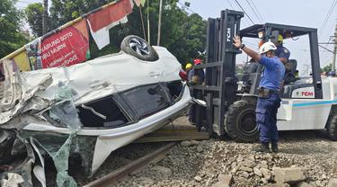 Kecelakaan di perlintasan pintu kereta manual Rawageni, Kecamatan Cipayung, Kota Depok, masih dilakukan evakuasi.