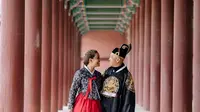 Soraya Haque dan Ekky Soekarno saat berkunjung ke Istana Gyeongbukgung di Korea Selatan (Dok.Instagram@sorayahaque/https://www.instagram.com/p/B5Z9a0tHJgY/Komarudin)