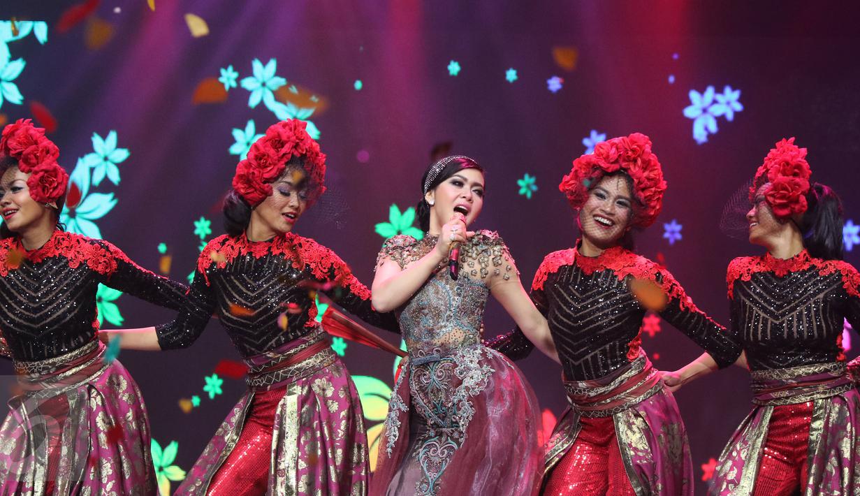 Penampilan penyanyi Syahrini dalam konser bertajuk Perempuan Hebat Indonesia di Studio 6 Emtek City, Jakarta, Kamis (21/4) malam. Pagelaran khusus untuk perempuan Indonesia itu dalam rangka memperingati Hari Kartini (Liputan6.com/Herman Zakharia)