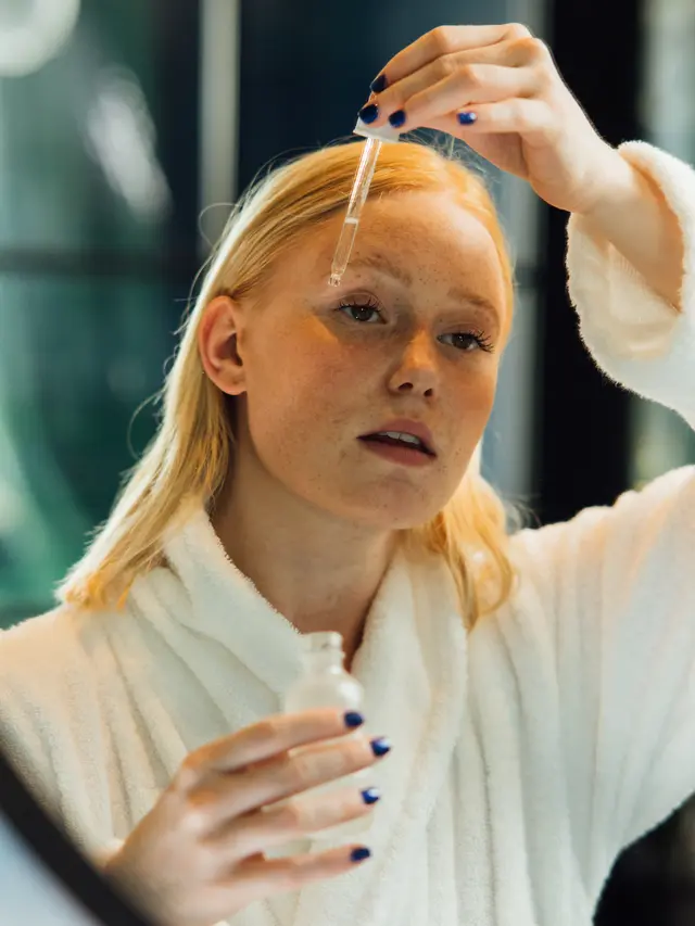 Menggunakan produk skincare yang mengandung retinol dan antioksidan