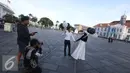 Fotografer mengabadikan foto untuk pranikah di kawasan Kota Tua, Jakarta, Kamis (29/9). Gubernur DKI Jakarta Basuki Tjahaja Purnama memastikan aktivitas foto pranikah di Kota Tua tidak dipungut biaya. (Liputan6.com/Immanuel Antonius)