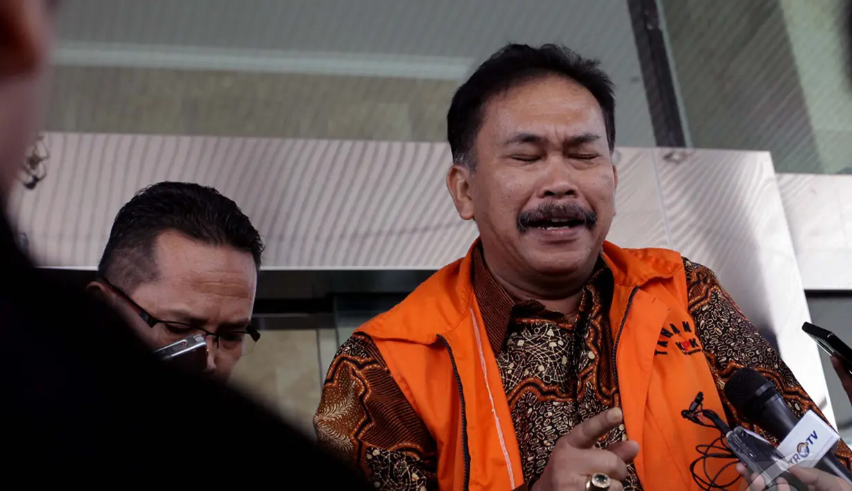 Bupati Tapanuli Tengah, Sumatera Utara, Raja Bonaran Situmeang usai diperiksa penyidik KPK di Gedung KPK, Jakarta, Jumat (24/10/2014) (Liputan6.com/Johan Tallo)