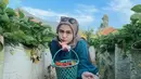 Selebgram hits dengan jumlah followers 1,7 juta ini selalu tampil menawan di berbagai momen. Seperti momen liburan santai di area pegunungan untuk memetik stroberi. Gaya santainya saat memetik stroberi tetap cantik memesona meskipun tampil simpel. (Liputan6.com/IG/@alifhiafitri)