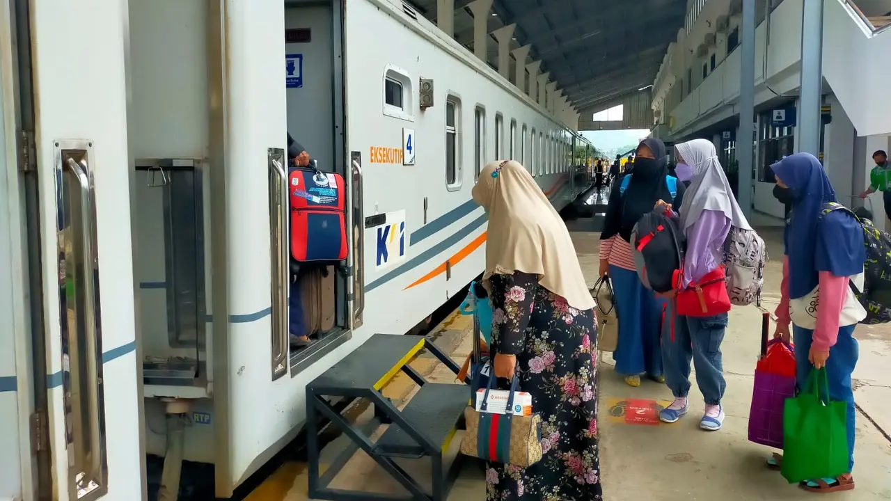 Nampak para pemudik di Staisun Jember mulai menaiki kereta Api padda mudik Lebaran 2022 (Istimewa)