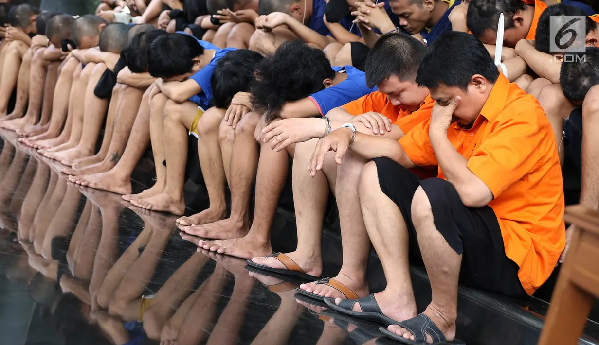 Sejumlah orang yang diduga anggota geng motor ditangkap polisi hasil Operasi Cipta Kondisi di Polda Metro Jaya, Jakarta, Jumat (2/6). Polisi juga menemukan sejumlah senjata api dan tajam dari tersangka. (Liputan6.com/Immanuel Antonius)