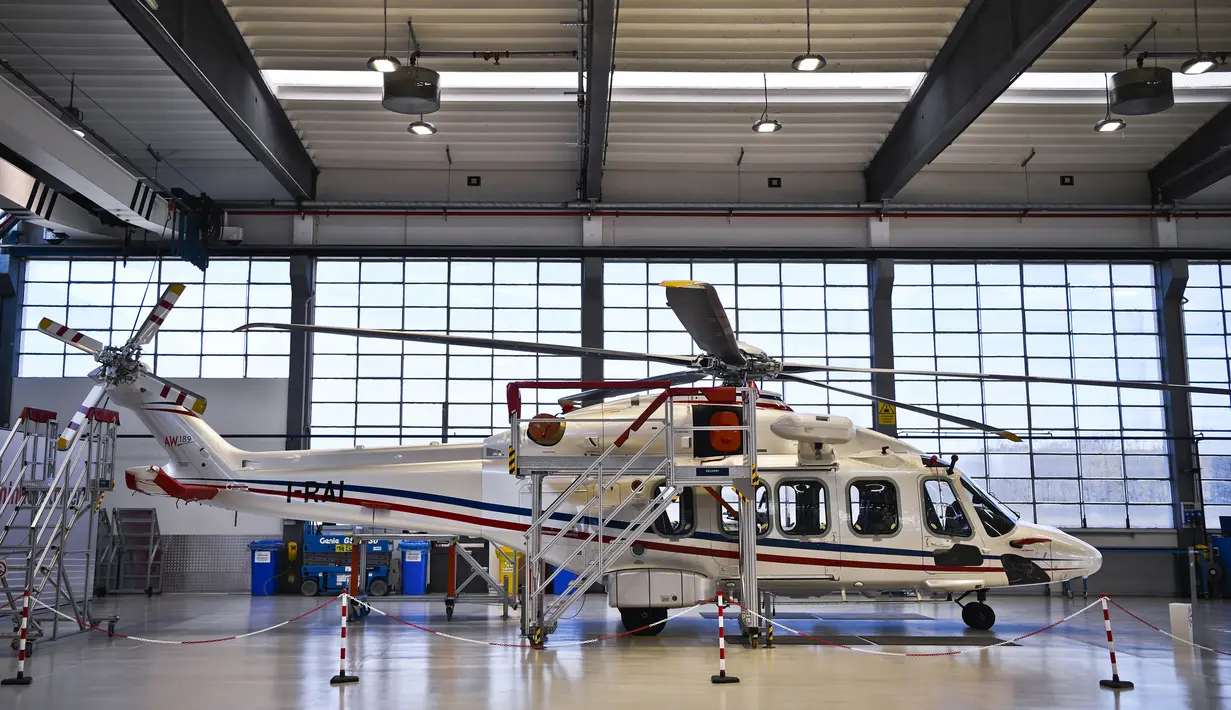 Penampakan helikopter AgustaWestland AW189 di Vergiate, dekat Milan, Italia, Selasa (30/1). (MARCO BERTORELLO/AFP)