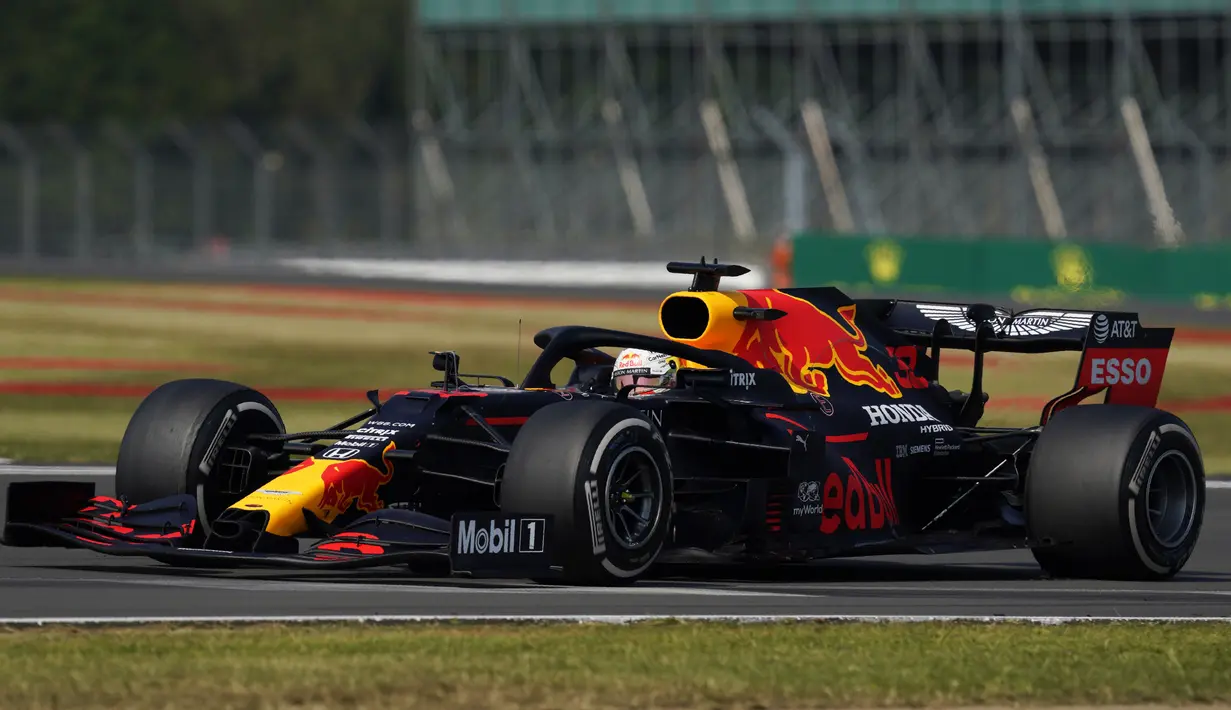 Pembalap Red Bull Max Verstappen mengemudikan mobilnya pada 70th Anniversary Formula 1 Grand Prix di Sirkuit Silverstone, Silverstone, Inggris, Minggu (9/8/2020). Max Verstappen sukses menjadi yang tercepat dalam F1 GP Silverstone 2020. (Will Oliver, Pool Photo via AP)