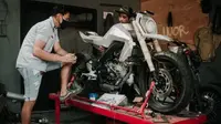 Proses pengerjaan XSR 155 menjadi supermoto futuristik (Treasure Garage)