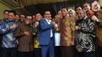 Ketua Komisi III DPR RI Herman Hery (tengah) salam komando dengan Kabareskrim Polri Komjen Pol Idham Azis saat berkunjung ke kediamannya di Jakarta, Rabu (30/10/2019). Kunjungan Komisi III DPR tersebut bagian dari fit and proper test terhadap Idham sebagai calon Kapolri. (merdeka.com/Imam Buhori)
