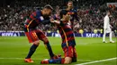 Penyerang Barcelona Luis Suarez (kanan) melakukan selebrasi dengan bek Barcelona Jordi Alba setelah mencetak gol keempat bagi timnya di stadion Santiago Bernabeu, Spanyol, (22/11). Barcelona mengalahkan Real Madrid dengan skor 4-0. (Reuters/Sergio Perez)