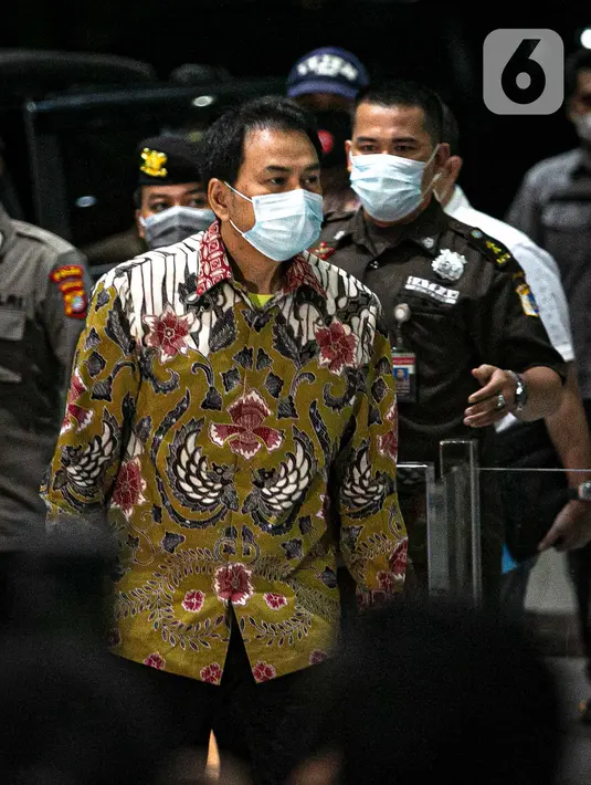 Wakil Ketua DPR RI Azis Syamsuddin tiba di Gedung KPK, Jakarta, Jumat (24/9/2021). Kehadiran Azis untuk menjalani pemeriksaan pertama terkait kasus dugaan suap penanganan perkara di Kabupaten Lampung Tengah. (Liputan6.com/Faizal Fanani)