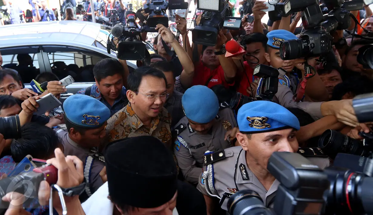 Gubernur nonaktif DKI Jakarta Basuki Tjahaja Purnama (Ahok) tiba di Bareskrim Mabes Polri, Jakarta, Selasa (22/11). Ahok ke Mabes Polri untuk menjalani pemeriksaan perdana sebagai tersangka kasus dugaan penistaan agama. (Liputan6.com/Johan Tallo)