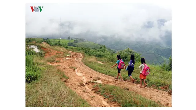 Perjuangan Menyeberangi Sungai Oleh Pria Untuk Anak-anak Agar Bisa Sekolah Ini Bikin Takjub