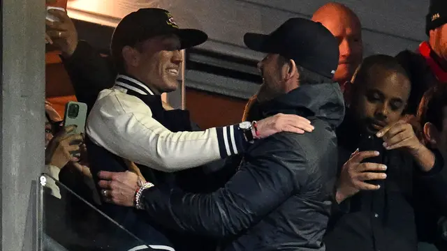 Foto: Suka Cita Aktor Hollywood Ryan Reynolds dan Rob McElhenney saat Klub Mereka, Wrexham Promosi ke Liga Dua Inggris