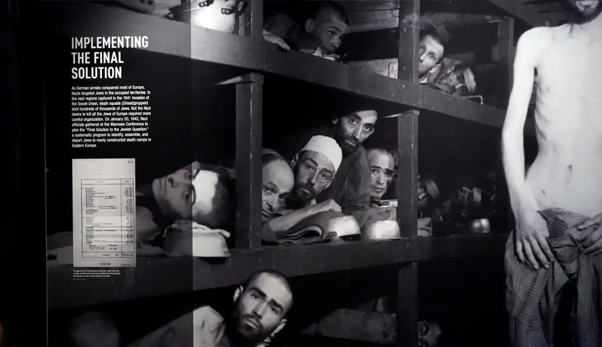 Gambar dari kamp konsentrasi Buchenwald adalah bagian dari pembukaan paviliun baru di Museum Nasional Perang Dunia II di New Orleans, Amerika Serikat, Selasa (31/10/2023). Penambahan besar terbaru pada museum ini disebut Liberation Pavilion atau Paviliun Pembebasan. (AP Photo/Gerald Herbert)