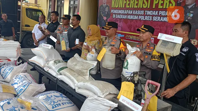Polres Serang Tunjukkan Batang Bukti Mafia Beras. (Kamis, 07/03/2024). (Yandhi Deslatama/Liputan6.com).