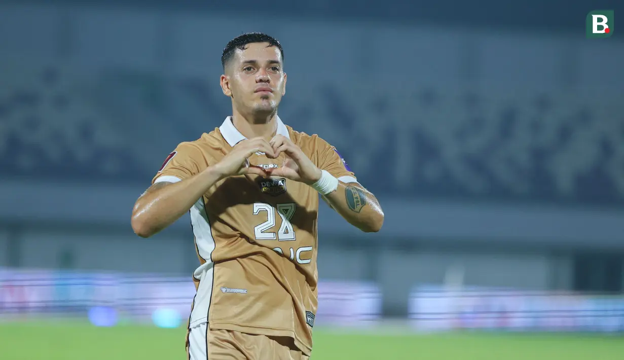 Pemain Dewa United, Alexis Messidoro merayakan gol ke gawang Tainan City FC pada matchday kedua Grup E AFC Challenge League 2025/2026 di Stadion Indomilk Arena, Rabu (29/10/2025) malam WIB. (Bola.com/M Iqbal Ichsan)