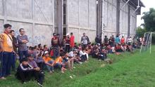 Ratusan Jakmania memadati lapangan POR Sawangan, untuk menonton latihan perdana Persija Jakarta.