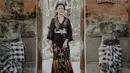 Tak kalah menawan, Sarah tampak anggun dengan kebaya berwarna serba gelap. Pakai kamen longgar dengan motif coklat, penampilan kekasih Azrel ini bak putri kerajaan. (Liputan6.com/IG/@ssarah_menzel)