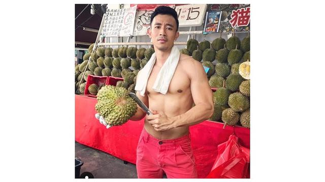 Pria ganteng durian (Sumber: Instagram/@//hotdudeswithdurian)