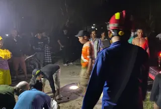 Pasangan suami istri atau pasutri lansia ditemukan meninggal dunia dalam kondisi berpelukan setelah rumah mereka di Desa Balinuraga, Kecamatan Way Panji, Kabupaten Lampung Selatan, dilalap api pada Minggu, 12 Juli 2026 malam. (Foto: Antara)