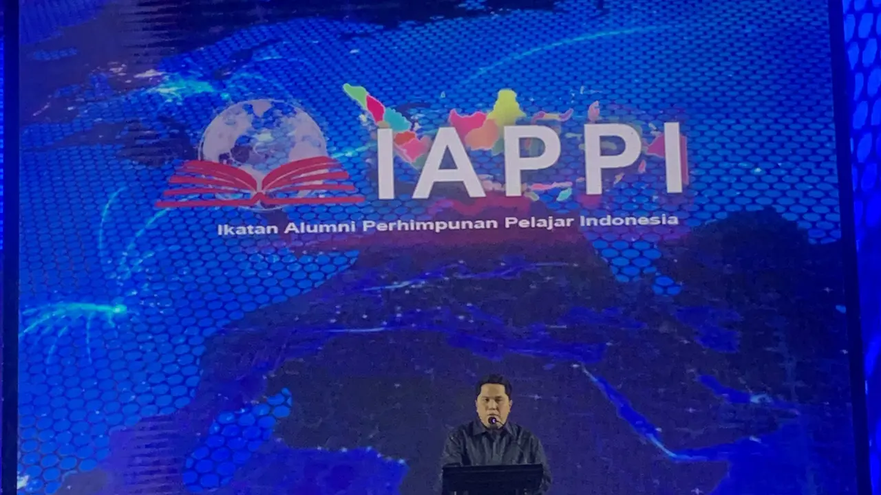 Menteri BUMN Erick Thohir resmi dilantik sebagai Koordinator Presidium Ikatan Alumni Perhimpunan Pelajar Indonesia (IAPPI). Pelantikan itu diselenggarakan di Smesco Indonesia, Jakarta pada Kamis (12/10/2023). (Tasha/Liputan6.com)
