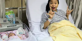 Kabar bahagia datang dari pasangan musisi Tantri Kotak dan Arda Naff. Pasalnya, pasangan ini baru dikaruniai seorang anak. (Adrian Putra/Bintang.com)