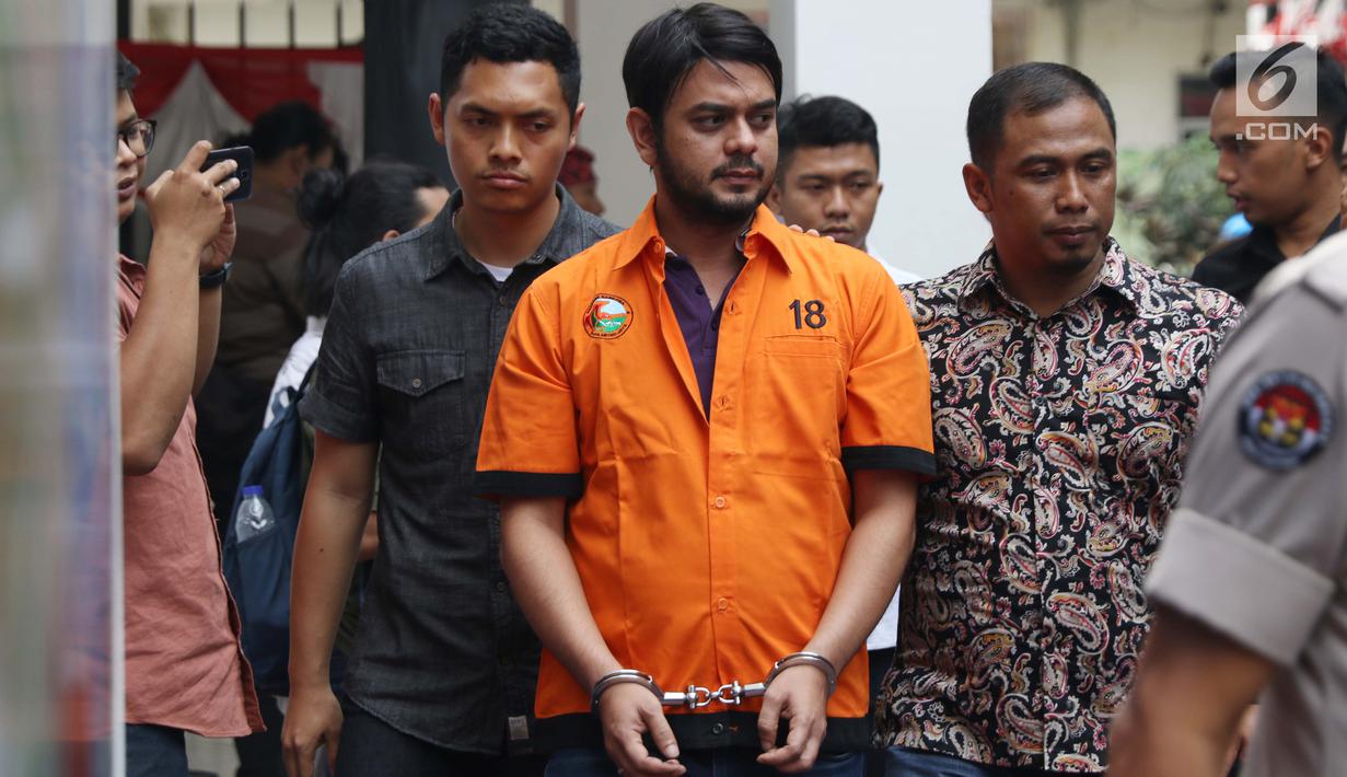 Pesinetron Rio Reifan digiring petugas Direktorat Reserse Narkoba Polda Metro Jaya jelang rilis, Jakarta, Jumat (16/8/2019). Rio Reifan ditangkap polisi di sebuah SPBU di Cibubur setelah membeli paket sabu seharga Rp 350 ribu. (Liputan6.com/Helmi Fithriansyah)