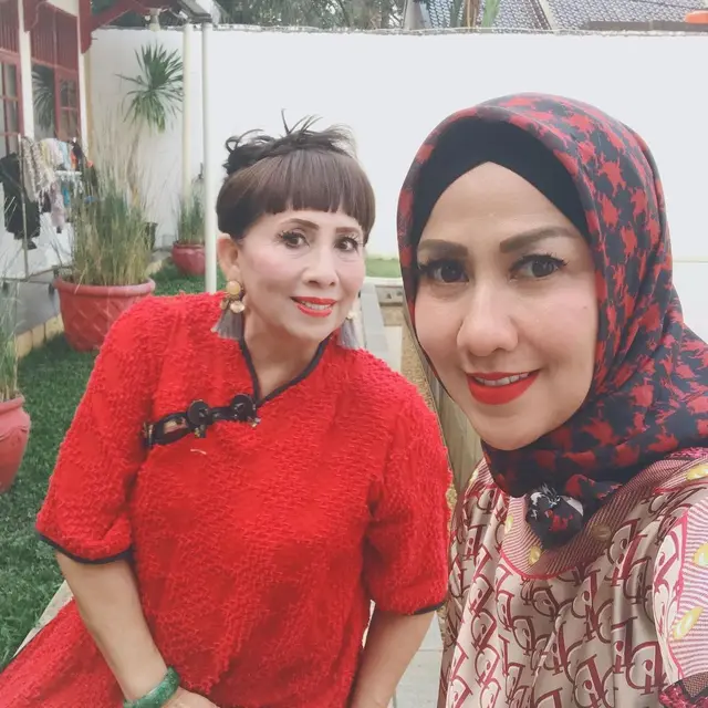 6 Potret Kebersamaan Venna Melinda dan Ibunda, Tetap Hangat Meski Beda Agama