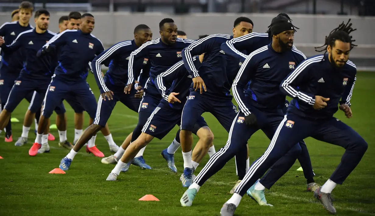 Para pemain Lyon berlatih jelang menghadapi Juventus pada pertandingan leg pertama babak 16 besar Liga Champions 2020 di Decines-Charpieu, Prancis, Selasa (25/2/2020). Lyon akan menjamu Juventus pada Kamis (27/2/2020) dini hari WIB. (DESAIN PHILIPPE/AFP)