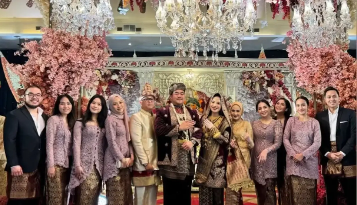 Bersama keluarganya, Nagita Slavina pun tampil mengenakan kebaya warna ungu saat hadir di pernikahan kerabatnya. [@raffinagita1717]