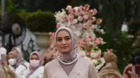 Selebgram Mega Iskanti memakai salah satu koleksi terbaru Vanilla Hijab, Nirwana. (dok. Vanilla Hijab)