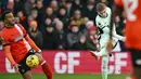 Pemain Chelsea, Cole Palmer, melepaskan tendangan saat melawan Luton Town pada laga pekan ke-20 Premier League 2023/2024 di Kenilworth Road, Sabtu (30/12/2023). Cole Palmer tampil memukau dengan memborong dua dari tiga gol kemenangan The Blues atas tuan rumah. (AFP/Ben Stansall)