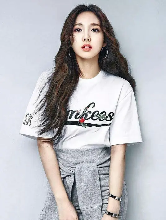 Tak ayal para personel Twice pun langsung bereaksi, Jeongyeon mengatakan jika hal tersebut tidak benar. Ia mengatakan jika Nayeon mengigau seperti orang kesakitan. (Foto: instagram.com/twicenayeon)