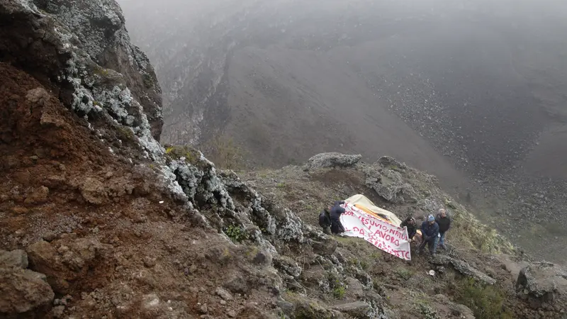 Sudah Jatuh ke Kawah Gunung Vesuvius, Turis Amerika Masih Kena Denda