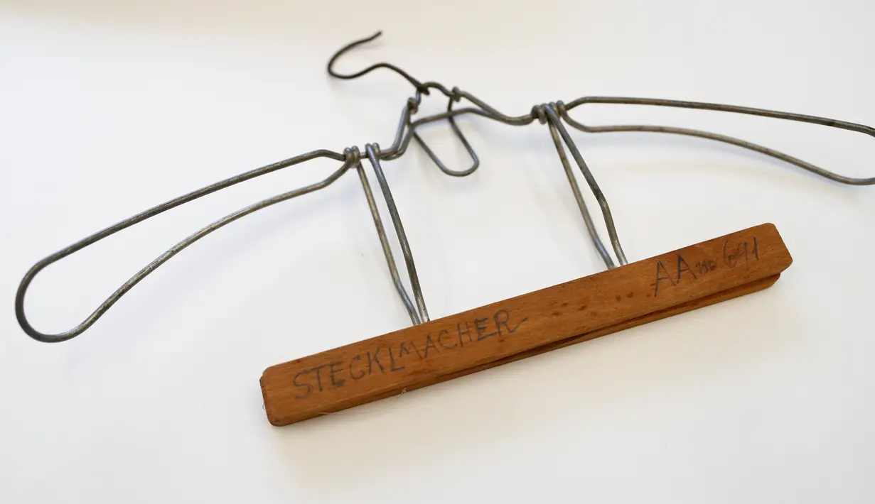 Gantungan baju milik Fritz Steckelmacher yang dipajang di US Holocaust Memorial Museum di Bowie, Maryland (24/4). Korban Holocaust yang selamat mengatakan tempat ini sangat penting untuk mengenang peristiwa tersebut. (AP Photo/Carolyn Kaster)