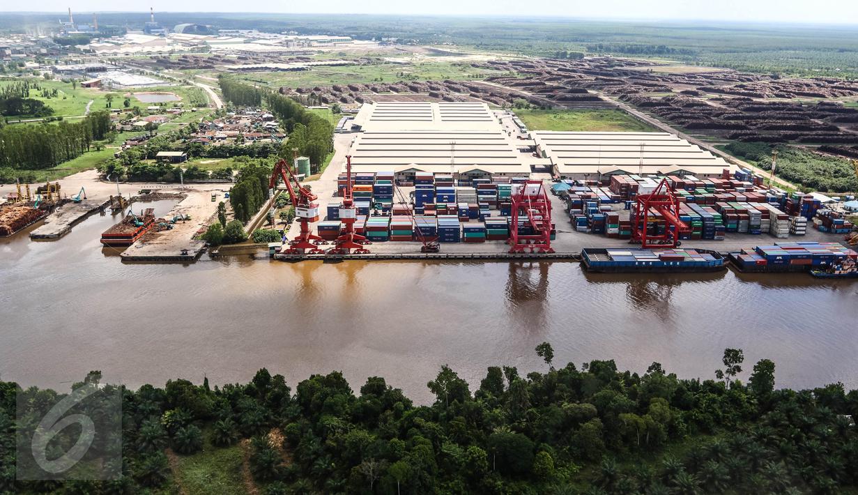 Aktivitas bongkar muat kapal saat bersandar di Pelabuhan PT. Indah Kiat Pulp and Paper, Kabupaten Siak, Riau, dari helikopter, Senin (18/07). Pelabuhan tersebut mampu menampung 15 kapal saat bersandar. (Liputan6.com/Fery Pradolo)