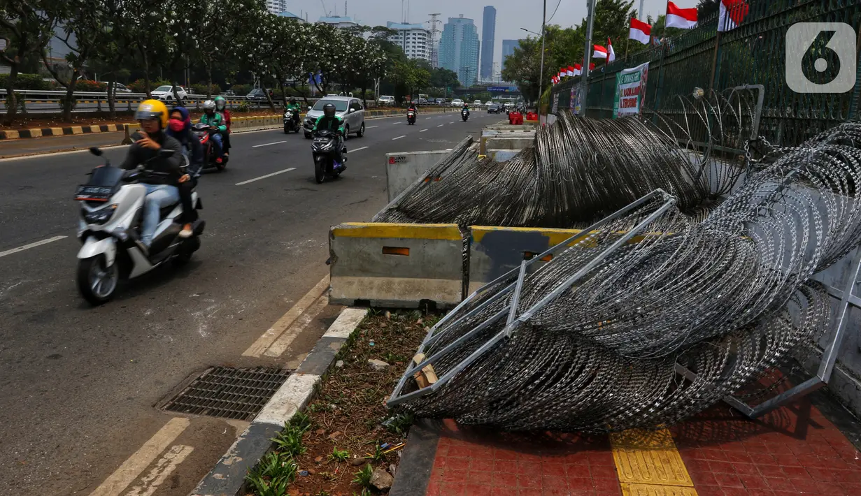 Tumpukan kawat berduri yang akan dipasang di sekitar kompleks Parlemen Gedung DPR/MPR, Senayan, Jakarta, Rabu (16/10/2019). Penjagaan Komplek Parlemen diperketat untuk Pelantikan Presiden dan Wakil Presiden periode 2019 – 2024. (Liputan6.com/Johan Tallo)