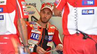 Pebalap Ducati, Andrea Dovizioso saat berdiskusi dengan tim mekanik sebelum melakukan sesi latihan bebas pada balapan San Marino Moto GP Grand Prix di Marco Simoncelli Circuit, Misano (9/9/2017). (AFP/Andreas Solaro)