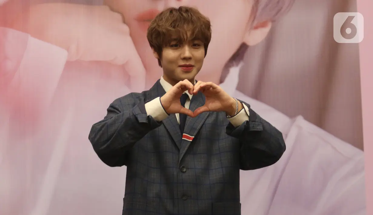 Penyanyi idola K-pop, Park Jihoon berpose untuk awak media sebelum memulai konsernya di ICE BSD Hall 5, BSD, Tangerang Selatan, Sabtu (15/2/2020). Mantan anggota Wanna One itu menggelar acara jumpa penggemar sekaligus konser bertajuk “Park Jihoon FanCon Asia Tour”. (Liputan6.com/Angga Yuniar)