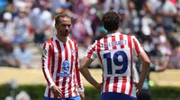 Penyerang Prancis Atletico Madrid, Antoine Griezmann (kiri), dan rekan setimnya, Julian Alvarez, bereaksi pada akhir pertandingan sepak bola Grup B Piala Dunia Antarklub FIFA 2025 antara Atletico de Madrid dari Spanyol dan Botafogo dari Brasil di stadion Rose Bowl di Los Angeles pada 23 Juni, 2025. Patrick T. Fallon / AFP