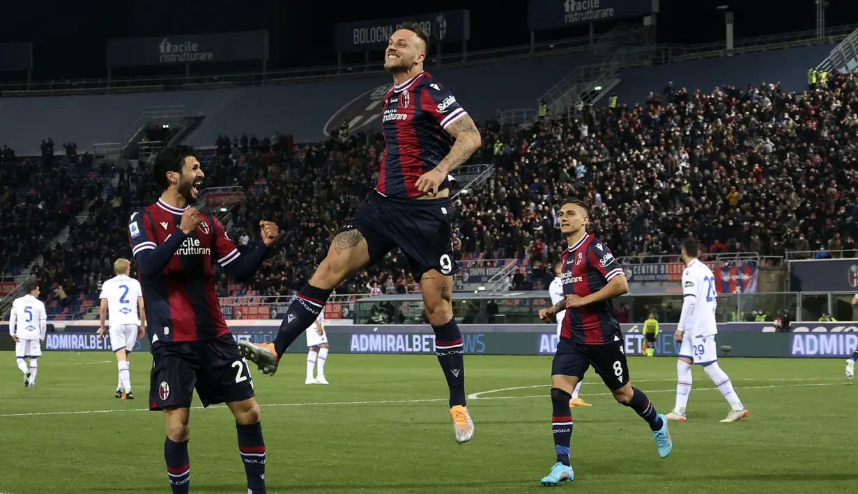 Pemain Bologna Marko Arnautovic (tengah) melakukan selebrasi usai mencetak gol ke gawang Sampdoria pada pertandingan Serie A di Stadion Renato Dall'Ara, Bologna, Italia, 11 April 2022. Bologna menang 2-0. (Michele Nucci/LaPresse via AP)