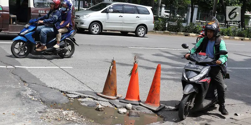 Jalan Berlubang di Tanjung Barat Bahayakan Pemotor