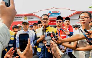 Wakil Menteri Energi dan Sumber Daya Mineral (ESDM) Yuliot Tanjung mengecek ketersediaan BBM di Rest Area KM 379A Batang, Rabu (18/3/2025). (Dok Kementerian ESDM)