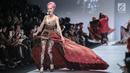 Model memperagakan busana rancangan Anne Avantie yang bertajuk Badai Pasti Berlalu pada perhelatan Jakarta Fashion Week 2019 di Senayan City, Selasa (23/10). (Liputan6.com/Faizal Fanani)