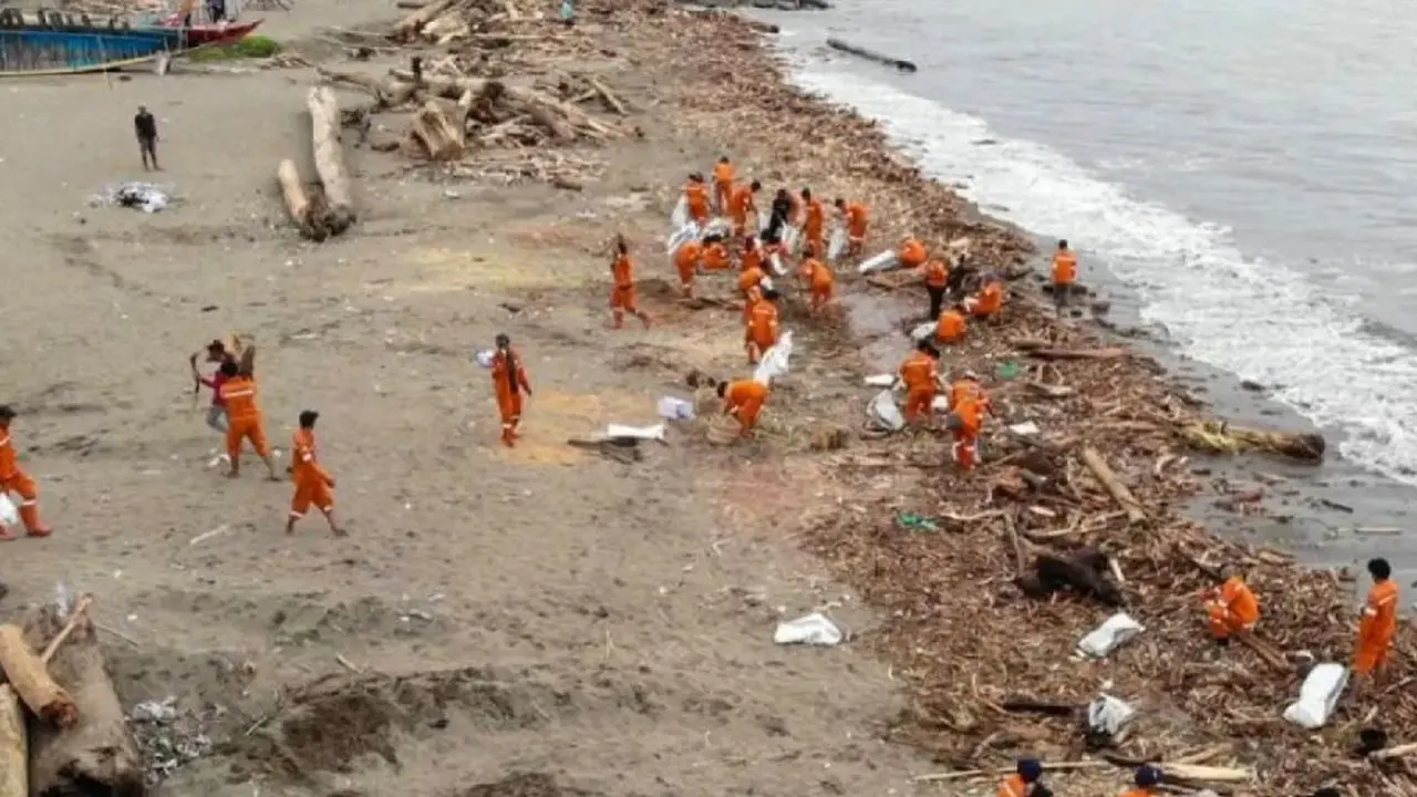 Foto udara petugas membersihkan tumpukan sampah di kawasan Pantai Padang, Sumatera Barat (Sumbar).